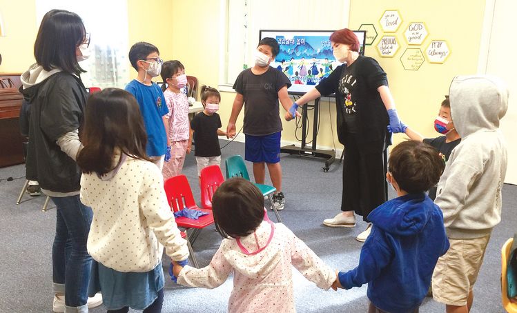 19일 드림한국학교 학생들이 추석을 맞아 강강술래 놀이를 하고 있다. [드림한국학교 제공]