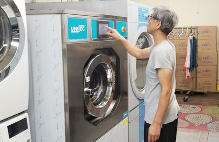 새로 도입한 &#50939;클리닝 머신을 작동 중인 김광식 사장. [사진 메이슨 찰스 클리너스]