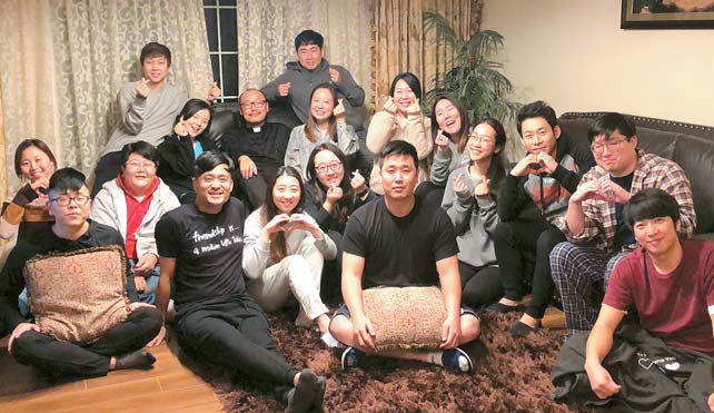 양성욱 지도신부(뒷줄 가운데)와 봉사자들이 함께 한 모습.