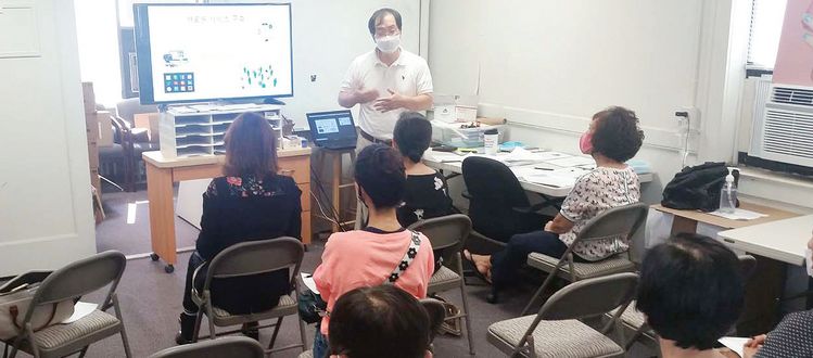 14일 뉴저지네일협회 사무실에서 손종만 회장이 노동법 세미나를 진행하고 있다.