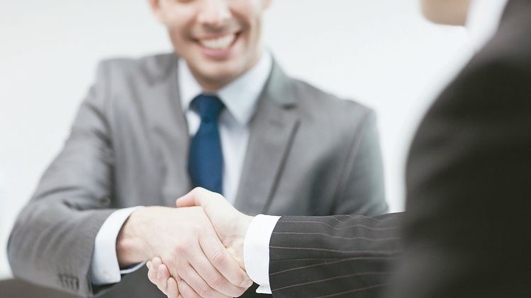 입사가 결정되면 합격 통지서(Job offer letter)를 받게 된다. 여기에 서명을 하면 고용 조건에 대한 추가 협상이 힘들기 때문에 서명 전에 연봉과 보너스 등에 대해 협상을 해야 한다.