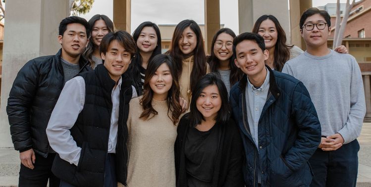 오는 4월 11일 열리는 UCLA한국문화의밤 행사를 준비하고 있는 스태프들이 모임을 마치고 기념촬영을 하고 있다.