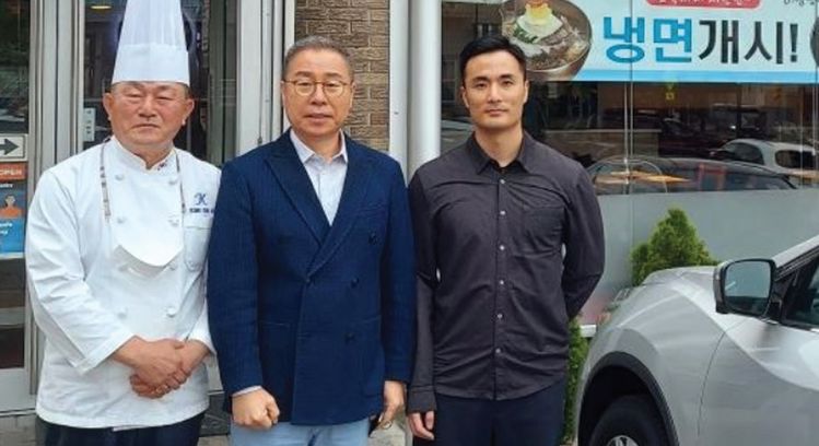 ‘냉면 개시’  사인이 붙은 감미옥 포트리점 앞에서 최형기 대표(가운데)가 40년 경력의 리처드 김 셰프(왼쪽)와 앨런 김 총지배인(오른쪽)과 자리를 함께했다.