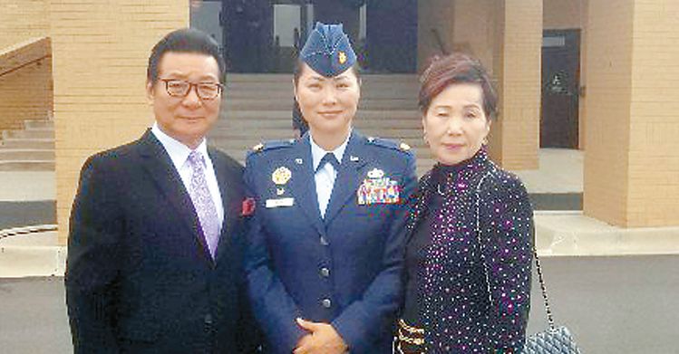 지난 22일 진급식을 마치고 윤예선 중령이 부모와 기념촬영을 하고 있다. 왼쪽부터 윤호웅씨 윤 중령 어머니 윤점순씨.