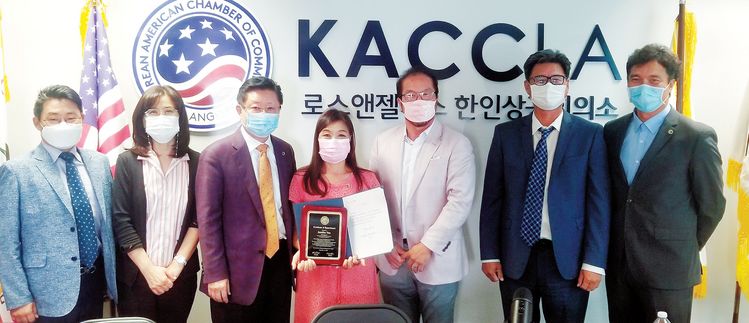 9월 이사회를 연 LA상의가 건설업체 케인스 김은희 대표에게 신임 이사패를 전달했다. 왼쪽부터 브라이언 이 부회장, 새라 이 수석부회장, 강일한 회장, 김은희 신임 이사, 이창엽 이사장, 브래드 이 부이사장, 하경철 부회장 [LA상의 제공]   