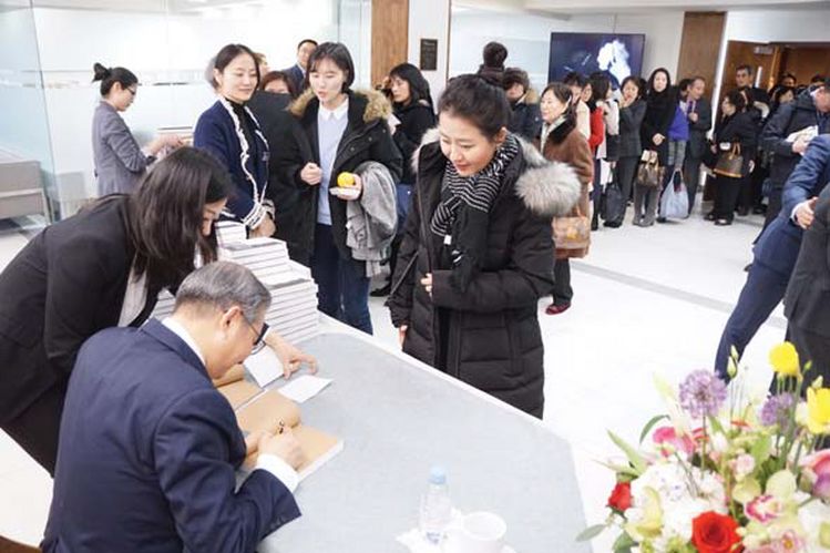 퀸즈장로교회 김성국 목사가 자신이 집필한 저서 '천성에 가는 길 험하여도' 사인회를 열고 있다. [사진 퀸즈장로교회]