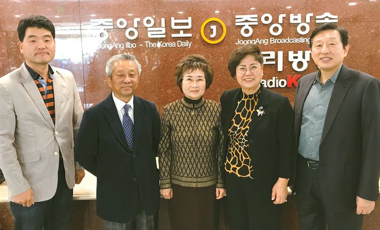 2020년 연세대 남가주 총동문회의 이형숙 회장 집행부가 출범했다. 왼쪽부터  소승현 사무총장, 김명종 수석부회장, 신서영 건강엑스포준비위원장, 이형숙 회장, 고동호 부회장.