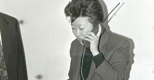 기자회견장에 참석한 앤젤라 오 변호사가 휴대폰으로 통화하고 있다. [앤젤라 오 변호사 제공]