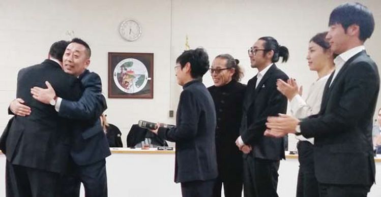 뉴저지주 리지필드 데니스 심 시의원(왼쪽에서 두 번째)이 지난 4일 커뮤니티센터에서 열린 취임식에서 선서를 한 뒤 가족들이 보는 앞에서 앤서니 수와레즈 시장과 축하를 나누고 있다.