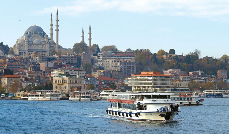 갈라타교 다리 아래서 바라 본 이스탄불의 풍경.