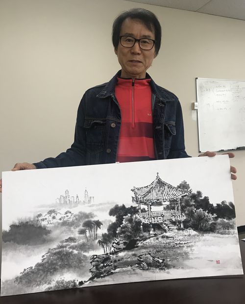 오는 11일 한인회 문화의 샘터 강좌에서 수묵화의 기초 강좌가 열린다. 강사로 나서는 권용섭 화백이 수묵속사로 그린 작품을 보여주고 있다.