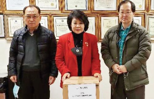 뉴저네일협회 손종만 회장(오른쪽)이 지난 14일 팰팍에 있는 뉴저지상록회를 방문해 지역사회 방역물품 기부 캠페인을 통해 회원들이 마련한 마스크 2000장과 세정제 40개를 차영자 회장(가운데)과 폴 오 부회장에게 전달하고 있다. [사진 뉴저지네일협회]
