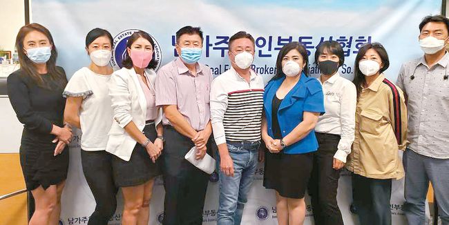 남가주한인부동산협회 2020년도 제3차 정기이사회가 9일 열렸다. 모임이 끝난 뒤 임원진과 신임 이사 2명이 기념 촬영을 하고 있다. [남가주한인부동산협회]