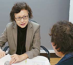 김미혜 사무국장이 시니어에게 소망 유언서에 대해 설명하고 있다.