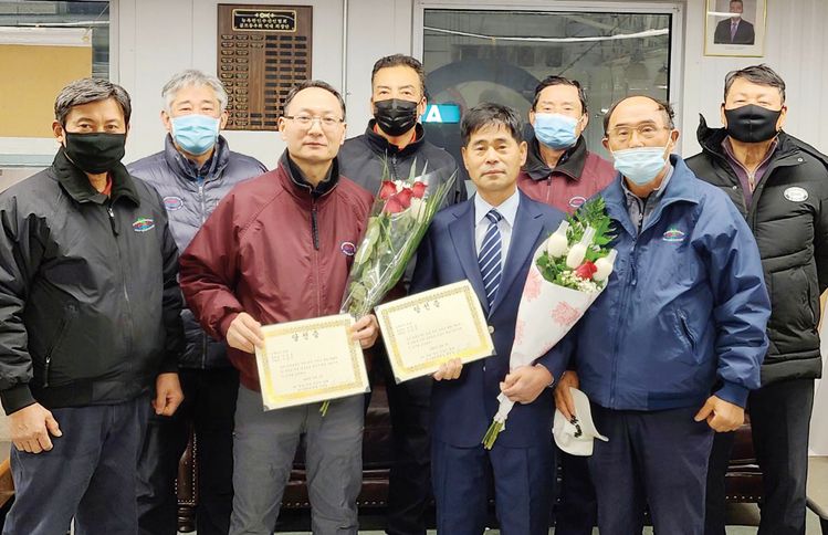 제25대 회장단으로 선출된 손영준 신임회장(왼쪽 세 번째)과 이윤재 수석부회장(왼쪽 두 번째)이 회원들과 자리를 함께했다. [사진 뉴욕한인수산인협회]