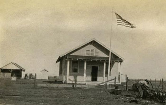 1920년 당시 윌로우스 비행학교 모습. 성조기가 게양된 학교 교사와 한인 학생들이 기숙하던 막사(뒤쪽). [독립기념관 제공] 