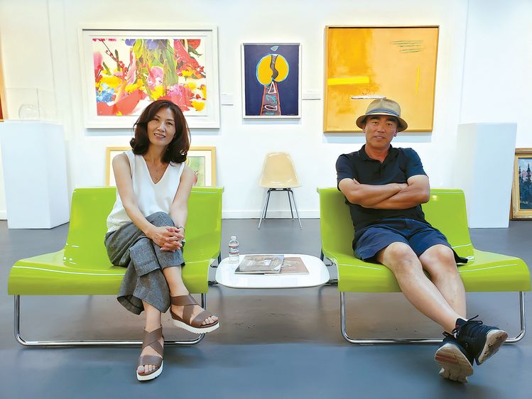 오는 10일 LA한인타운에 개관하는 '이수 갤러리'의 데이비드 이와 비비안 이 부부 관장. 오픈닝 기념 전시로 300점의 소장품 중 25점을 선보인다. 뒤편으로 에머슨 웨플러의 작품(가운데)과 알버트 라폴스 카사메다의 작품(오른쪽).