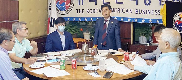 21일 베이사이드 거성식당에서 개최된 직능협 월례회에서 손영준 의장(오른쪽 세 번째)이 참석한 회원들에게 정관 개정안에 대해서 설명하고 있다.