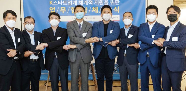 28일 업무협약을 체결한 지원 기관 대표들이 손을 맞잡고 협력을 다짐하고 있다. 왼쪽부터 한국무역협회 이상준 뉴욕지부장, 뉴욕시립대 데이비드 안 교수, 재미한인혁신기술기업인협회 양경호 회장, 주뉴욕총영사관 장원삼 총영사, 한인창업인협회 이상화 회장, 미한국상공회의소 도한의 수석부회장, 주뉴욕총영사관 박성진 상무관, KOTRA 북미지역본부 박동욱 부관장. [사진 한국무역협회 뉴욕지부]