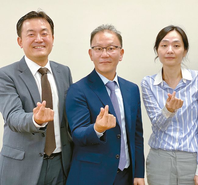 코웨이 미국법인 (왼쪽부터) 김민기 영업총괄본부장, 브라이언 김 법인장, 윤혜정 홍보팀장이 고객 성원에 감사의 뜻을 표하고 있다.