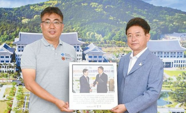 울타리 USA의 신상곤 대표(왼쪽)가 지난 6월 경북도청에서 이철우 도지사로부터 한국 특산물 판매와 관련한 감사장을 받고 있다. [울타리 USA 제공]