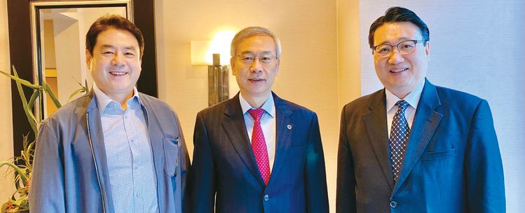 지난 27일 남가주에 도착한 숭실대 방문단. 왼쪽부터 웨스트민스터합창단 지휘자 장세완 교수, 황준성 숭실대 총장, 조은식 합창단장.