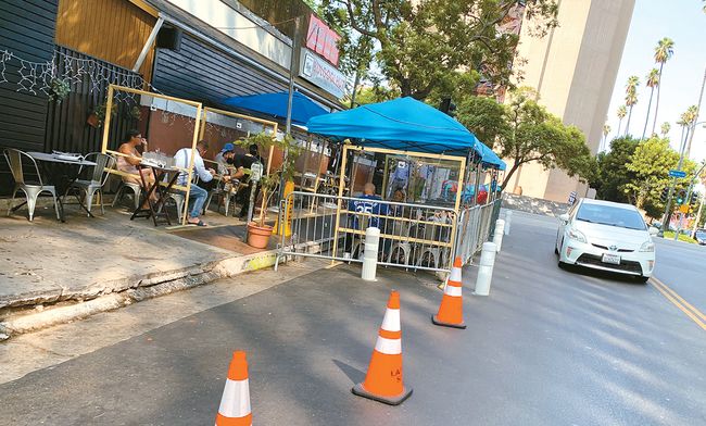 LA시가 식당 야외 영업 지원 프로그램을 예산 부족 때문에 중단한 것으로 나타났다. 한 식당이 도로의 일부까지 나와 영업하고 있다. 김상진 기자