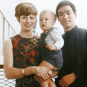 이소룡과 부인 린다 에머리, 아들 브랜던. 에머리는 19세에 이소룡과 결혼, 아들 브랜던과 딸 새논을 낳았다. 지금도 ‘브루스 리 재단’을 운영하며 이소룡의 철학과 무술을 알리고 있다.