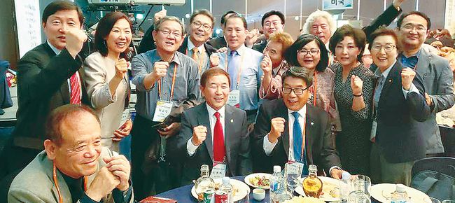 세계한인무역협회 주최 '세계대표자대회 및 수출상담회'에 참석한 옥타LA 회원들이 개막식 후 기념촬영을 했다. [옥타LA 제공]