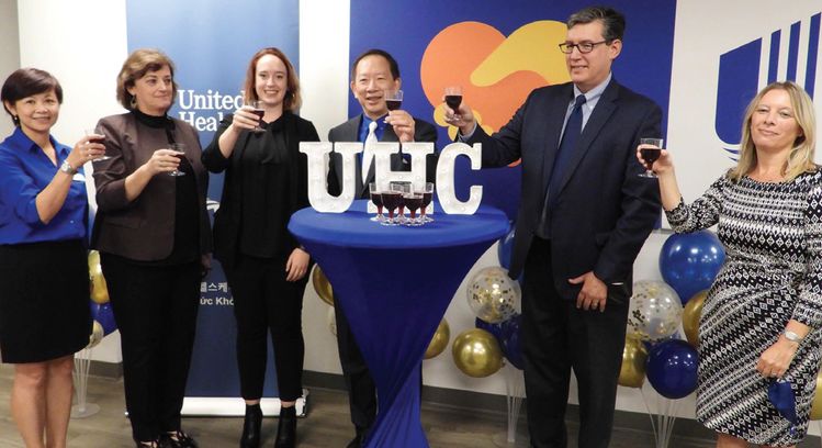 15일 퀸즈 플러싱 유나이티드 헬스케어(UHC) 아시안 정보센터 리노베이션 완료를 기념하는 행사에서 크리스 로우 아시안부서 전미 부사장(왼쪽 네 번째) 등 관계자들이 축배를 들고 있다.
