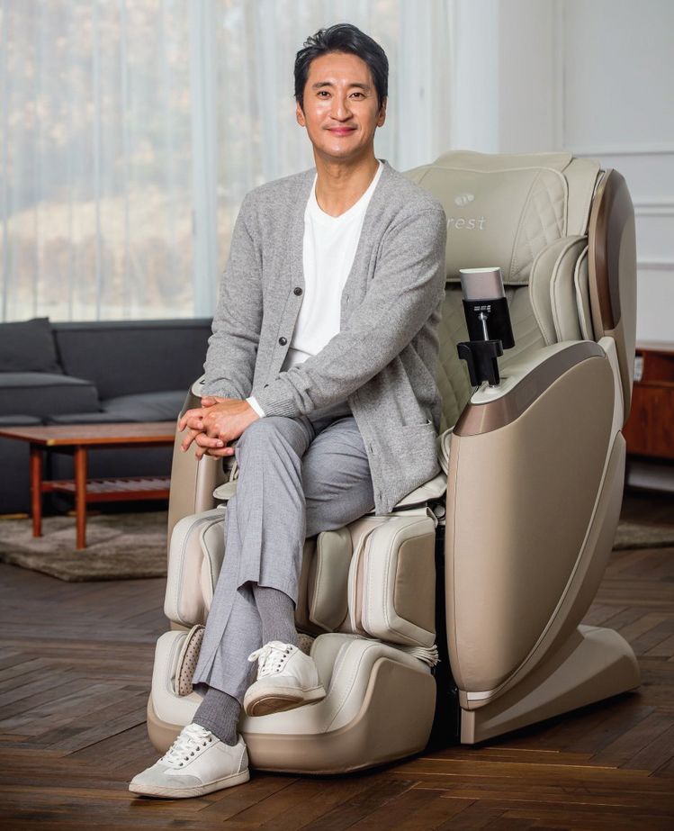 '오레스트'는 한국에서 생산된 토종 안마의자 브랜드다. 한국인의 체형에 최적화되어 몸에 꼭 맞는 최고의 편안함과 시원함을 느낄 수 있다. 