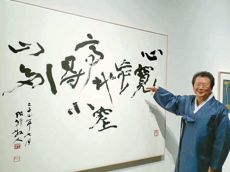 12일 LA카운티미술관(LACMA) 한국 서예전 프리뷰 행사에서 정도준 서예가가 자신의 작품 '관해정'에 대해 설명하고 있다. 오수연 기자