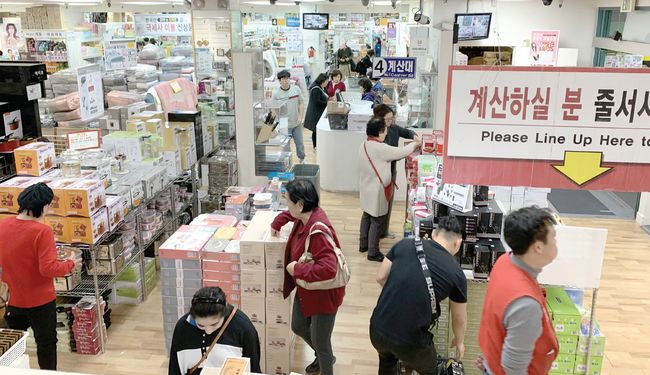 2020년 경자년을 맞아 한인타운 업소들은 보다 나은 올해를 기대하며 고객만족에 최선을 다할 방침이다. 2일 김스
전기 매장에 고객들이 몰려 새해 첫 쇼핑을 하고 있다. 강세돈 기자