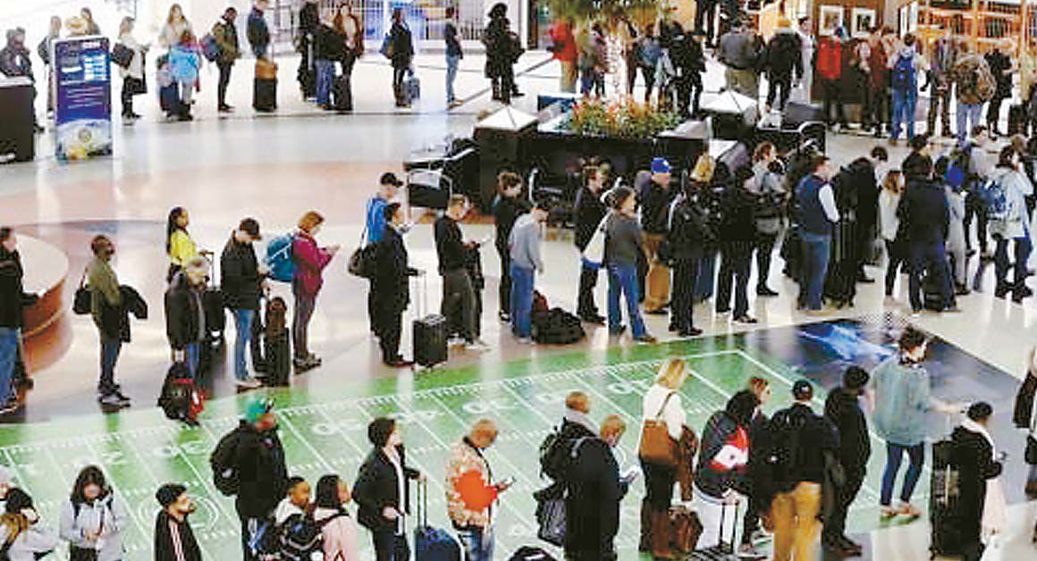셧다운 장기화 여파로 전국 주요 공항 보안검색 요원들의 결근율이 10%에 달하면서 공항이 북새통을 이루고 있다. 애틀랜타 하즈필드잭슨공항에 길게 늘어선 검색 대기줄 모습이다. [연합뉴스]