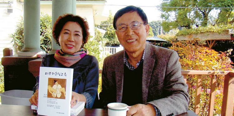 미주가톨릭문인협회 (왼쪽부터) 홍영옥 사무국장과 정찬열 회장이 올해 미주가톨릭 문학상 및 신인상 작품 모집 요강에 대해 설명하고 있다.