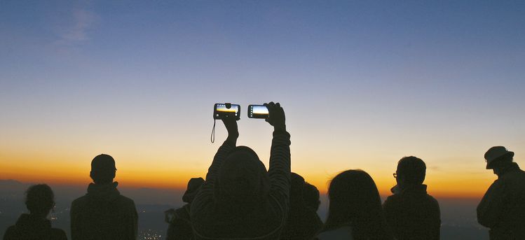 그리피스 파크 정상에서 다사다난했던 한 해를 보내고 새해 첫 아침을 밝히는 해를 맞이하며 건강과 성장을 기원하려는 사람들이 스마트폰으로 일출 장관을 담고 있는 모습. 김상진 기자