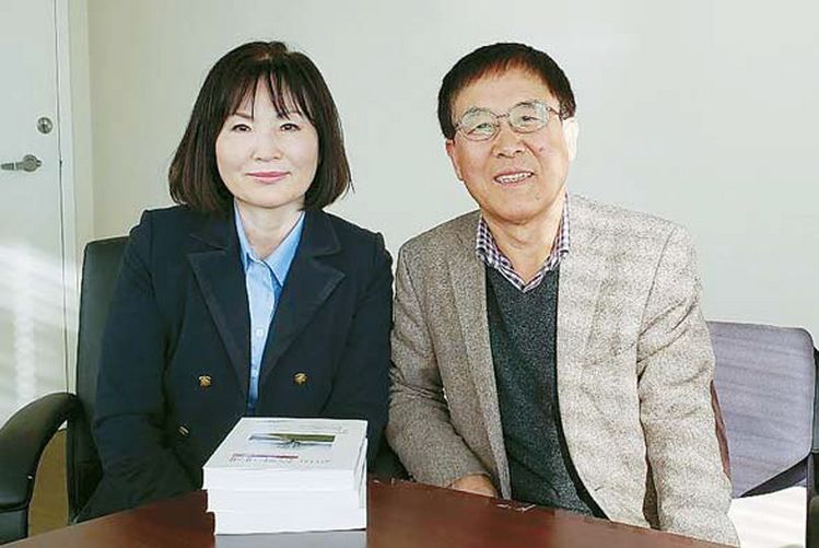 미주문인협회 정국희(왼쪽) 신임회장과 정찬열 신임이사장.