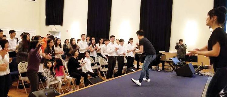 지난 20일 뉴저지밀알선교단이 마련한 장애인의 날 행사에 온두리교회 청년부들이 나와 공연하고 있다. [사진 뉴저지밀알선교단]