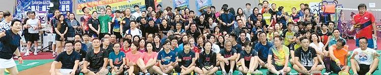 제4회 OC체육대회가 지난 14일 배드민턴 대회로 막을 올렸다. 포모나의 아레나 스포츠 클럽에서 대회를 마친 배드민턴 동호인들이 한자리에 모였다.    ［OC배드민턴협회 제공］