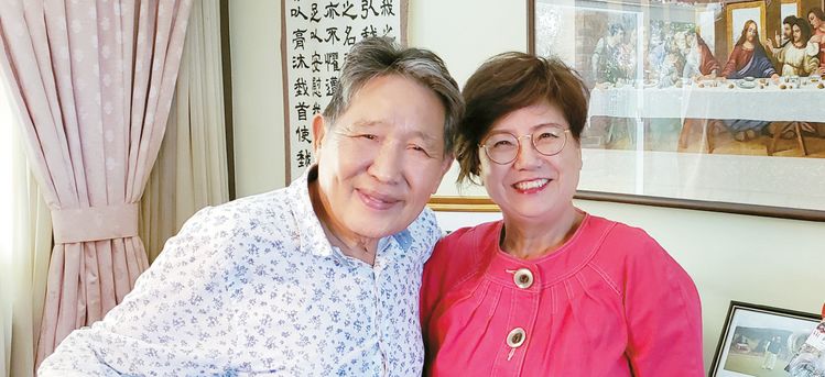 5년 전 은퇴 후 활기찬 인생 2막을 보내고 있는 이하성 소아과 전문의와 아내 이형숙씨가 자택에서 웃으며 포즈를 취하고 있다.