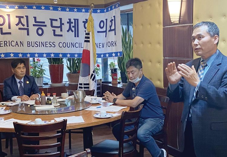 13일 베이사이드 거성 식당에서 개최된 직능협 월례회에서 뉴욕한인네일협회 이상호 회장 대행(오른쪽)이 직능협 정관 개정의 필요성에 대해 설명하고 있다.