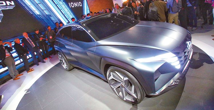 20일 LA 컨벤션 센터에서 열린 '2019 LA 오토쇼' 미디어 행사에서 공개된 현대자동차의 SUV 콘셉트카 '비전 T'. 작은 사진은 현대차의 미드십 스포츠카 프로토타입 'RM19'. 김상진 기자