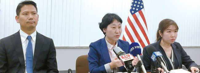예금보험공사 금융부실책임조사본부 송정은 국장(가운데)과 송주현 선임조사역(오른쪽)과 손성수 경제 영사가 금융부실 관련자의 해외 은닉재산에 대한 신고를 당부하고 있다.