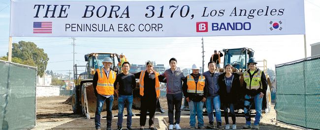 반도건설이 LA 한인타운 올림픽 길에 매입한 쇼핑몰에 대한 주상복합 건물 개발에 본격 착수했다. 반도건설은 지난 13일 착공식을 시작으로 오는 2022년 5월 준공식을 가질 예정이다. 착공식 날 관계자들이 기념사진을 찍고 있다. [반도건설 LA지사 제공]