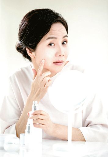 건강한 피부를 위해서 과도한 각질제거는 삼가는 것이 좋다.