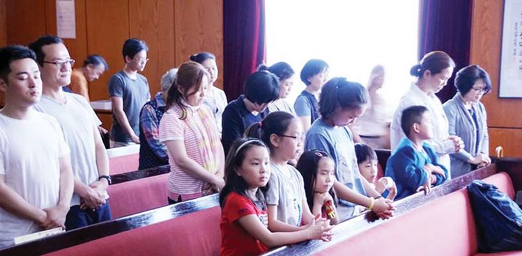 지난 2일 열린 북미원주민선교 교육 현장에 참석한 어린이와 청소년들이 기도하고 있다. [사진 뉴욕센트럴교회]
