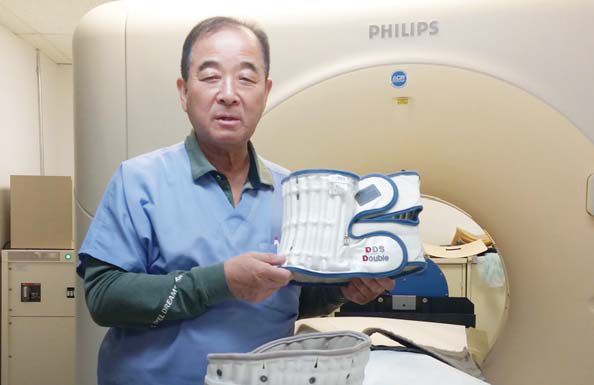 '기적의 벨트'로 불리는 MD 벨트를 발명한 이태호 원장이 환자들이 MD 벨트를 사용하면 어떻게 통증이 자연스럽게 없어지게 되는가를 설명하고 있다.