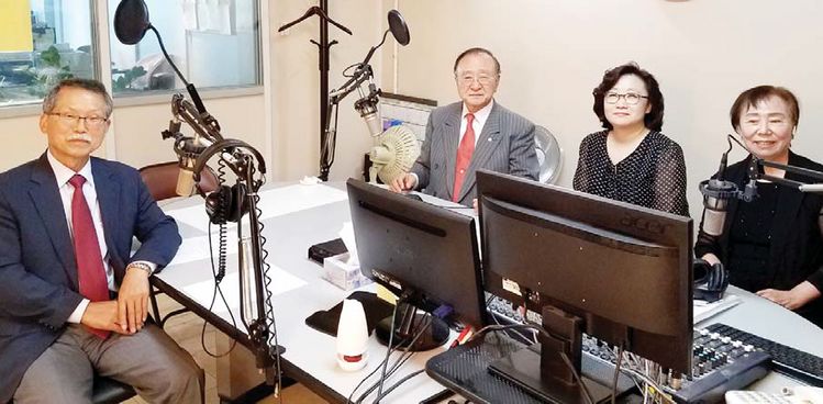 개국 30주년을 맞아 기금모금 방송을 하고 있는 미주기독교방송(KCBN)의 사장 윤세웅 목사(뒷줄 왼쪽)와 진행자 그리고 문석호(앞줄 왼쪽) 목사가 함께 스튜디오에 모여 있다. [사진 KCBN]