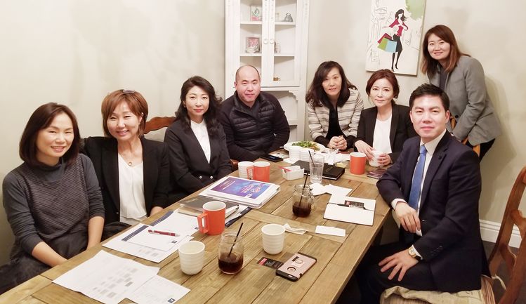 오는 19일 부에나파크 로스코요테스 골프클럽에서 '페이스 투 페이스' 세미나를 개최하는 한미부동산협회 관계자들. 왼쪽에서 두 번째가 주디 현 회장.  [한미부동산협회 제공]