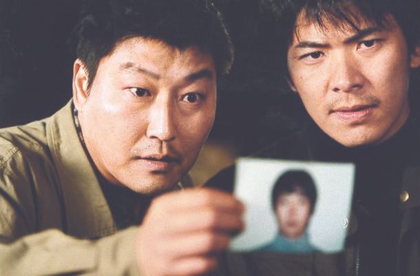 봉준호라는 이름 석 자를 영화 팬들에게 널리 알린 ‘살인의 추억’(2003). 연쇄살인범을 쫓는 형사 송강호(왼쪽)·김상경 등의 좌절과 분노를 사실적으로 그려냈다. [중앙포토]